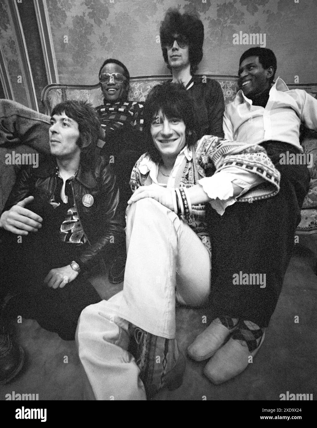 Ron Wood (Ronnie Wood) of the Rolling Stones posiert mit Bobbie Womack (Foto GIJSBERT HANEKROOT ) Stockfoto