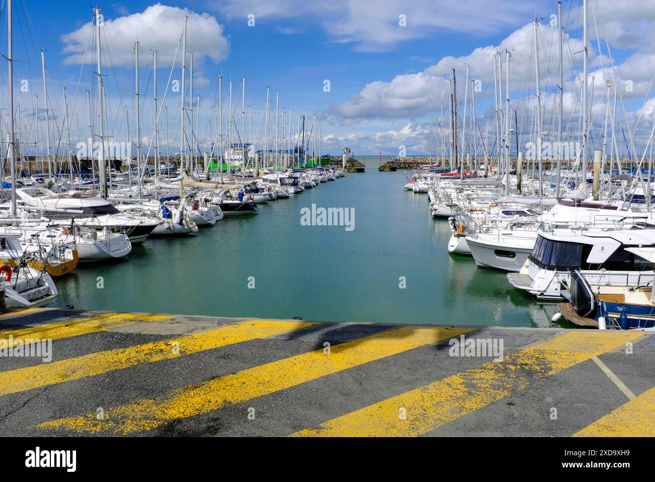 Frankreich, Piriac-sur-Mer, 30.03.2024: Der Hafen der kleinen Küstenstadt Piriac-sur-Mer mit vielen Motor- und Sportbooten an der franzoesischen Atlantikkueste im Departement Loire-Atlantique in der Region Pays de la Loire *** France, Piriac sur Mer, 30 03 2024 Hafen der kleinen Küstenstadt Piriac sur Mer mit vielen Motor- und Freizeitbooten an der französischen Atlantikküste im Departement Loire Atlantique in der Region Pays de la Loire Stockfoto