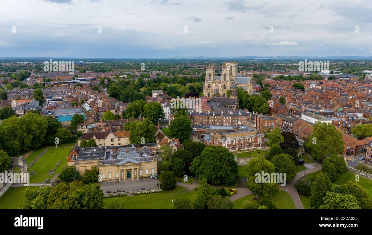York, North Yorkshire, aus der Vogelperspektive mit York Minster, dem Fluss Ouse, den Stadtmauern und dem historischen Zentrum. Stockfoto