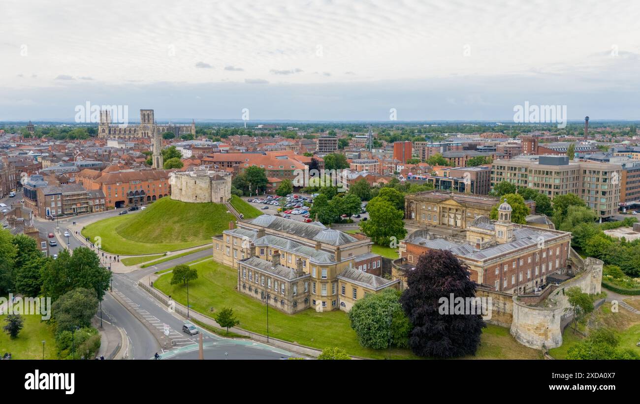 York, North Yorkshire, aus der Vogelperspektive mit York Minster, dem Fluss Ouse, den Stadtmauern und dem historischen Zentrum. Stockfoto