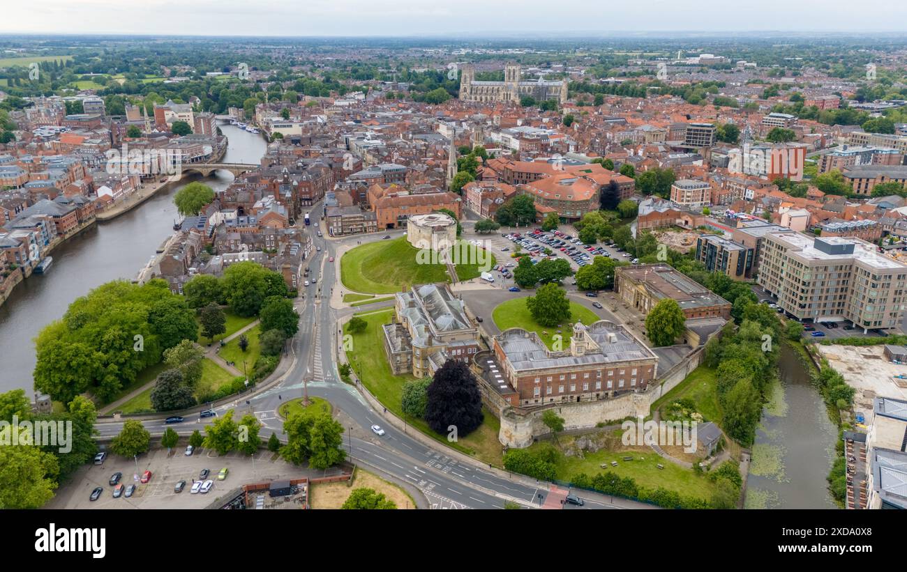 York, North Yorkshire, aus der Vogelperspektive mit York Minster, dem Fluss Ouse, den Stadtmauern und dem historischen Zentrum. Stockfoto