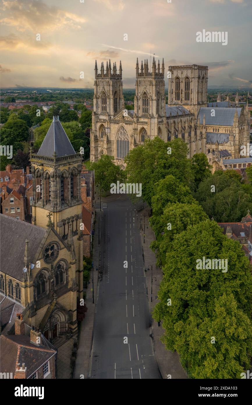 York, North Yorkshire, aus der Vogelperspektive mit York Minster, dem Fluss Ouse, den Stadtmauern und dem historischen Zentrum. Stockfoto