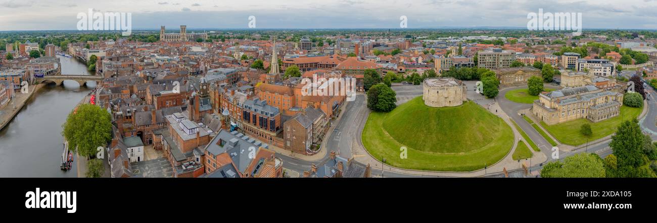 York, North Yorkshire, aus der Vogelperspektive mit York Minster, dem Fluss Ouse, den Stadtmauern und dem historischen Zentrum. Stockfoto