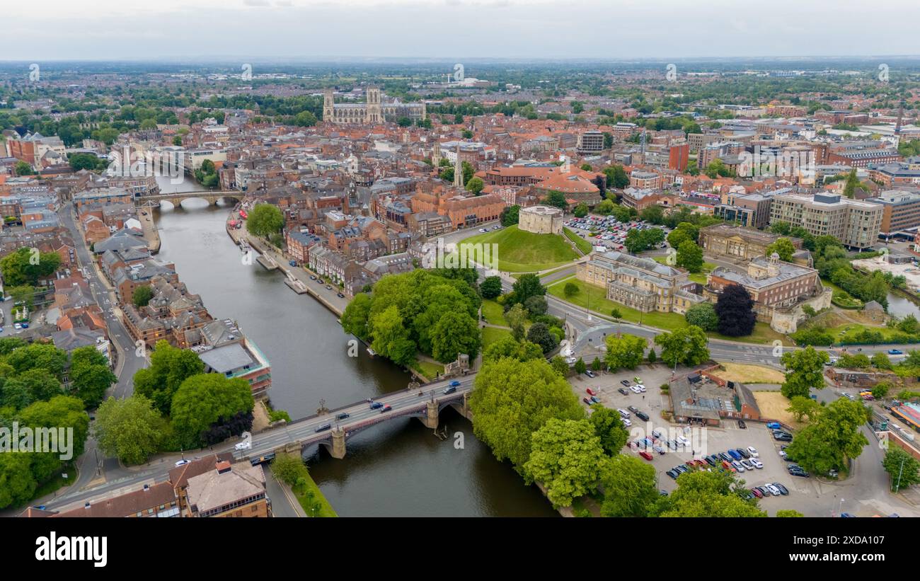 York, North Yorkshire, aus der Vogelperspektive mit York Minster, dem Fluss Ouse, den Stadtmauern und dem historischen Zentrum. Stockfoto