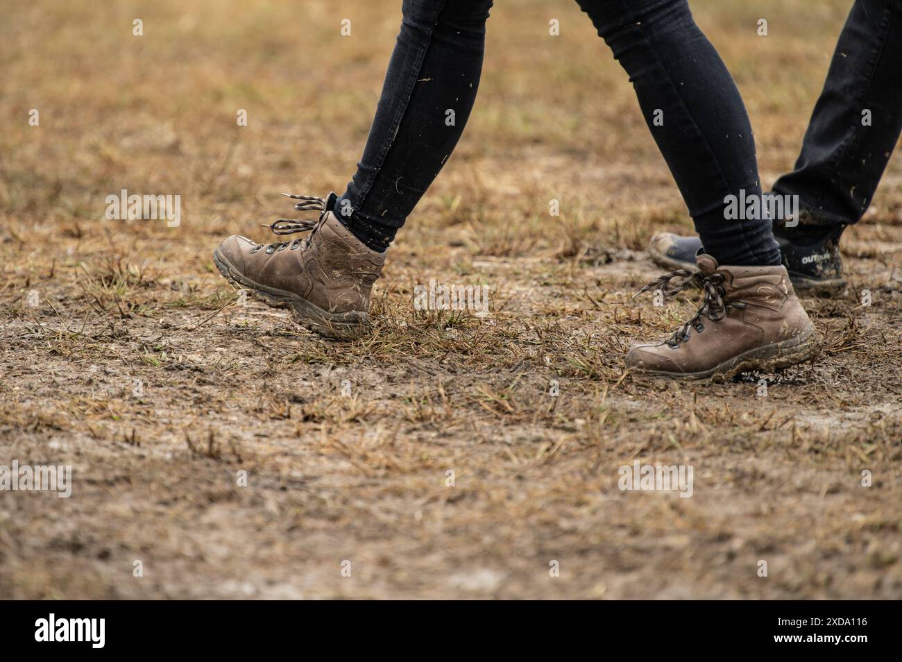 Neuhausen Ob Eck, Deutschland. Juni 2024. Besucher spazieren über das Gelände des Southside Festivals im Schlamm. Das Rockmusikfestival ist eines der größten Open-Air-Festivals in Deutschland. Quelle: Silas Stein/dpa/Alamy Live News Stockfoto