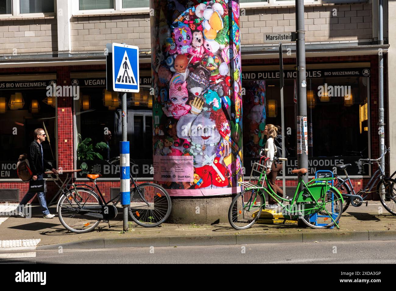 Kunst auf Werbesäulen, 'verlassene Spielzeuge' von Lisa Mayer und Emil Adam, in der Marsilstein Straße im Stadtzentrum, Köln, Deutschland. Stockfoto