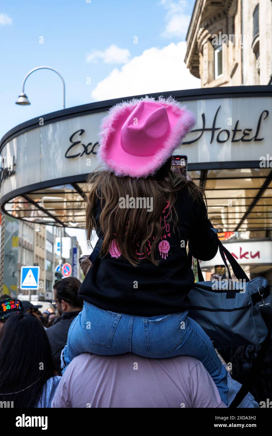 Fans des kolumbianischen Sängers Karol G warten vor dem Excelsior Hotel Ernst auf den Star, der das Hotel verlässt. Fans der kolumbianischen Stockfoto