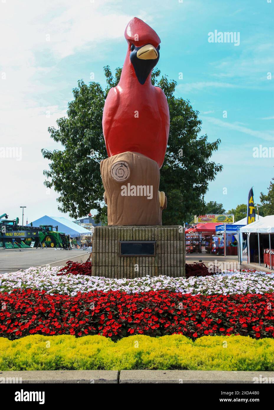 Eine riesige rote Krdinalvogelstatue bewundert die Menschen beim Betreten der Ohio State Fair. Stockfoto
