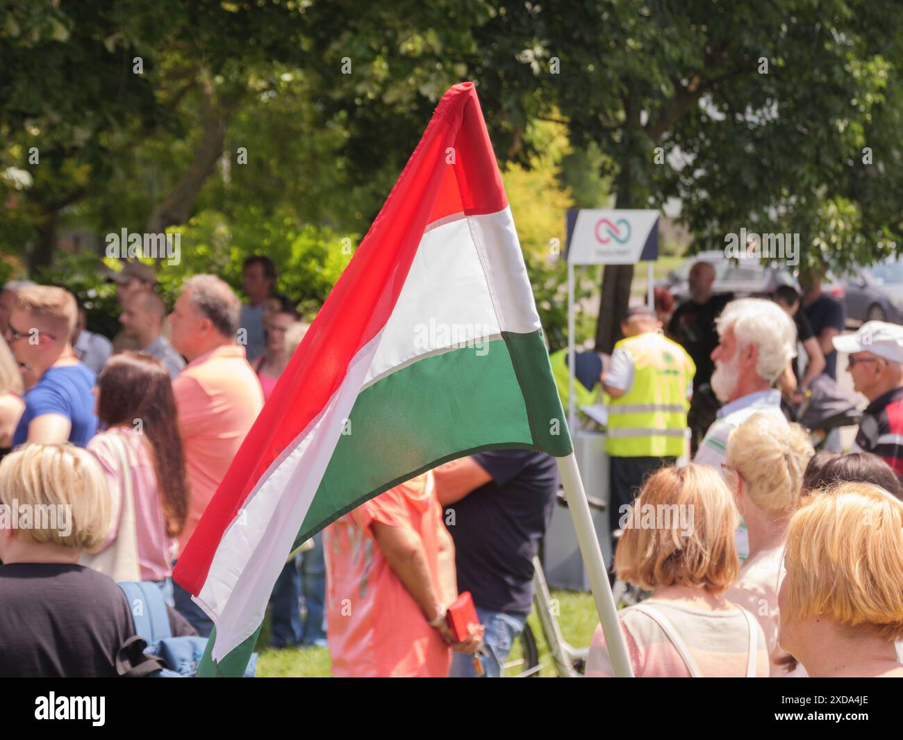 Ungarische Flagge bei einer öffentlichen politischen Veranstaltung. Péter Magyar und die Tisza Party landesweite Tour. Mosonmagyaróvár, Ungarn. Stockfoto