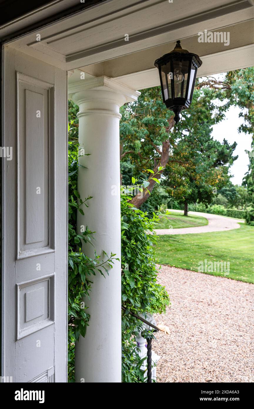 Blick durch die Tür zum Garten vom Landhaus aus dem 16. Jahrhundert, Suffolk, England, Großbritannien Stockfoto