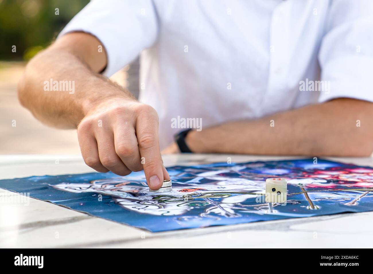 Rolling Dice and Moving Game Chip: Nahaufnahme von man's Hands on Board of Ancient Indian Game Leela, Türkei, Alanya - 14. April 2024 Stockfoto