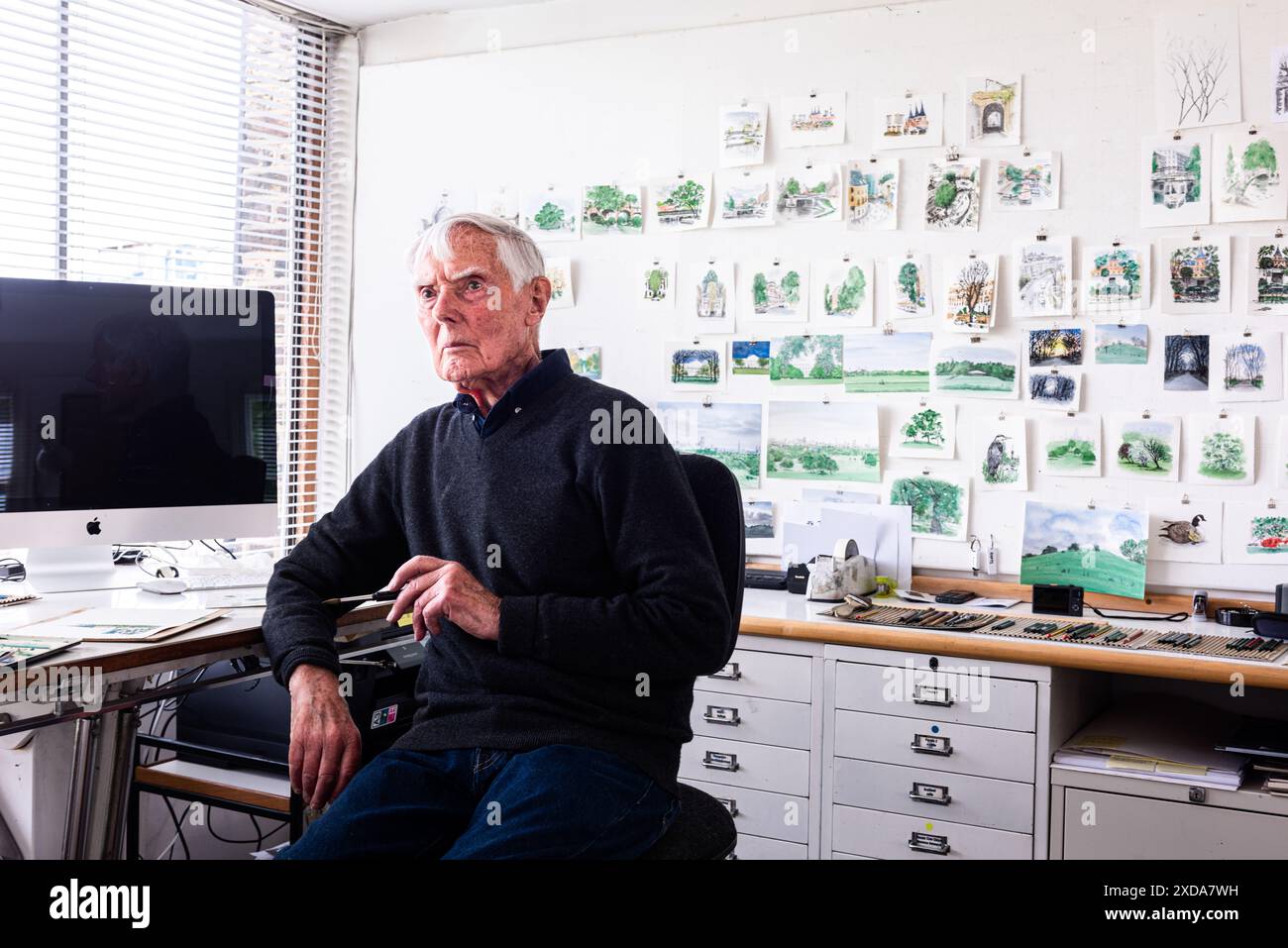 Der Künstler David Gentleman in seinem Atelier Camden, London, Großbritannien Stockfoto