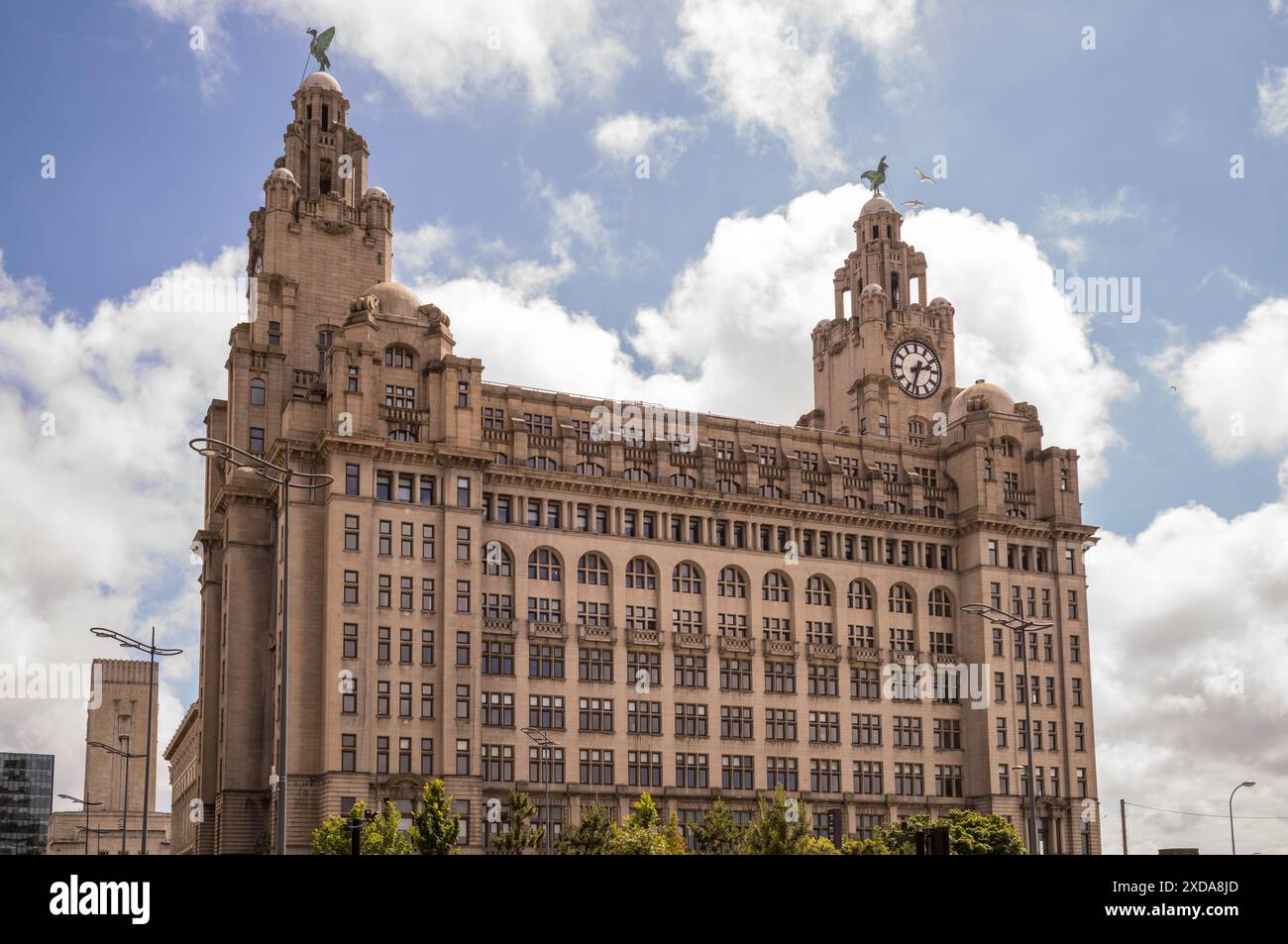 Das berühmte Lebergebäude vor dem Mersey River und Docks in Liverpool. Stockfoto