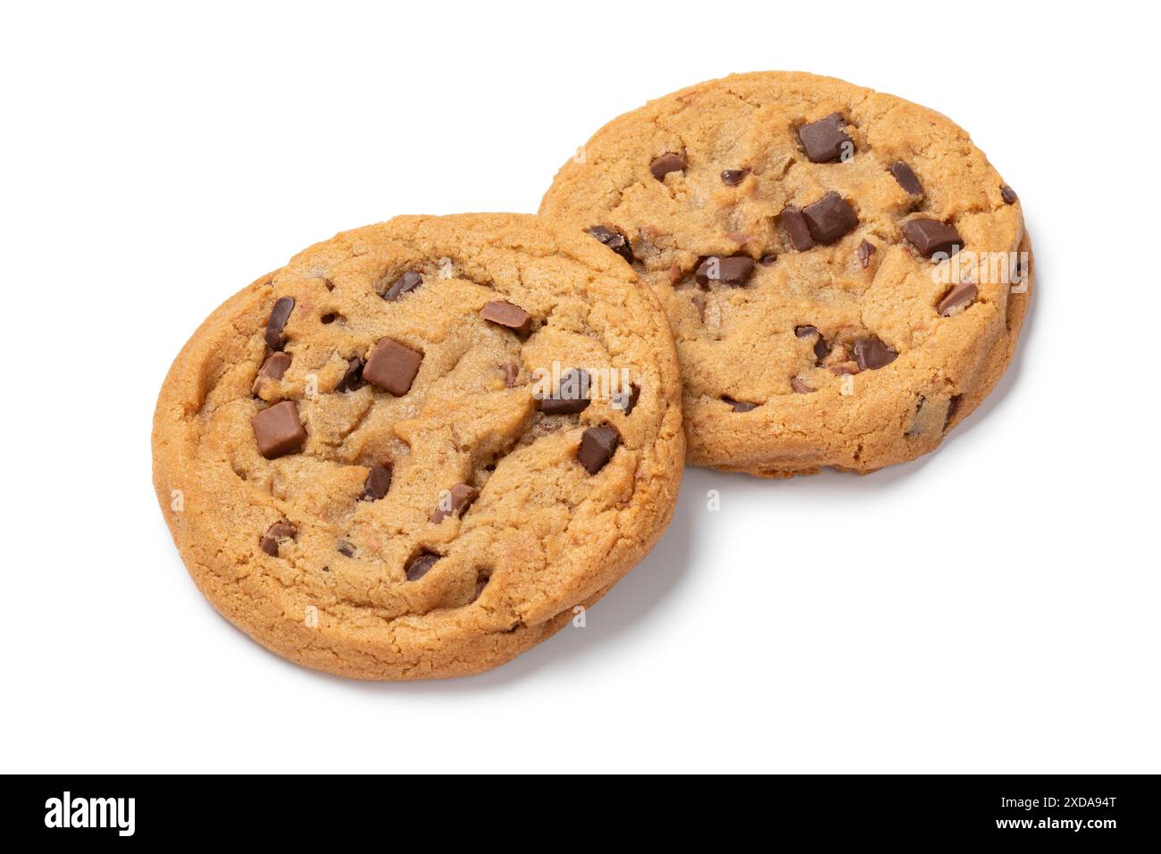 Paar hausgemachte süße amerikanische Schokoladen-Chip-Cookies isoliert auf weißem Hintergrund Nahaufnahme Stockfoto
