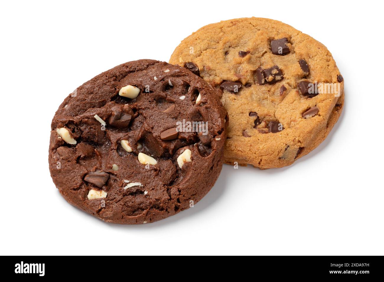 Paar hausgemachte süße amerikanische Schokoladen-Chip-Cookies isoliert auf weißem Hintergrund Nahaufnahme Stockfoto
