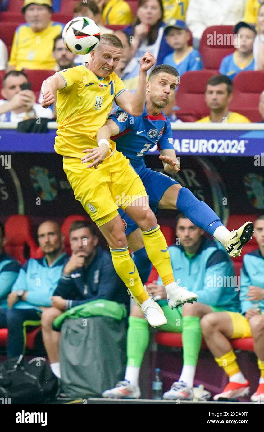 Düsseldorf, Deutschland. Juni 2024. Peter Pekarik (R) aus der Slowakei wetteiferte gegen Oleksandr Zinchenko aus der Ukraine beim Gruppenspiel der UEFA Euro 2024 zwischen der Slowakei und der Ukraine am 21. Juni 2024 in Düsseldorf. Quelle: Peng Ziyang/Xinhua/Alamy Live News Stockfoto