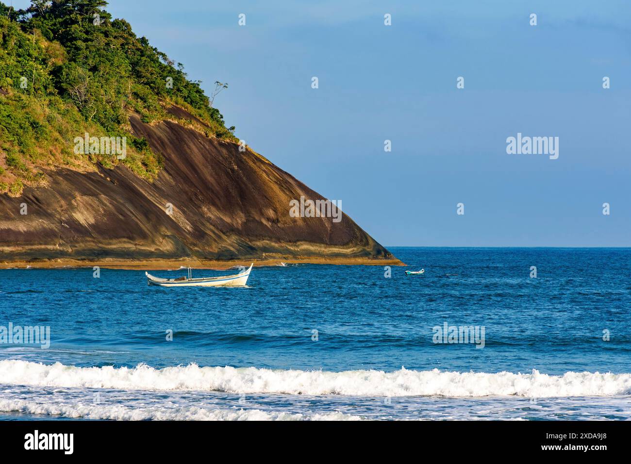 Altes Boot auf dem Meer am Bonete Beach in Ilhabela, Bonete Beach, Ilhabela, Sao Paulo, Brasilien Stockfoto