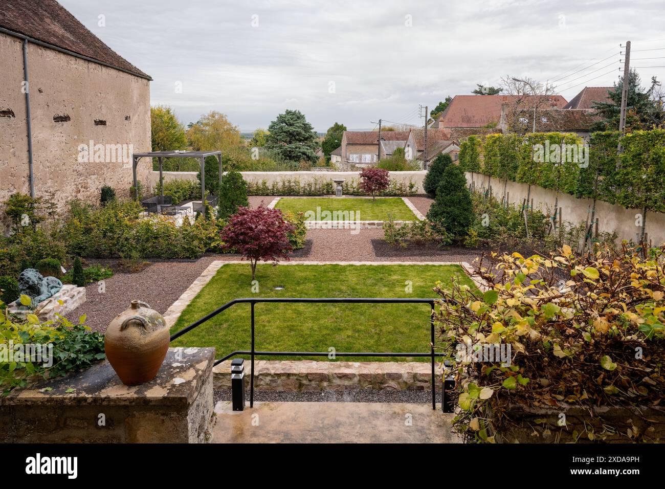Geräumiger, ummauerter Garten, der von Annabelle Barran neu gestaltet wurde, ist ein renoviertes, aus Stein gebautes Hotel aus dem Jahr 1770 in Saulieu, Burgund, Frankreich. Stockfoto