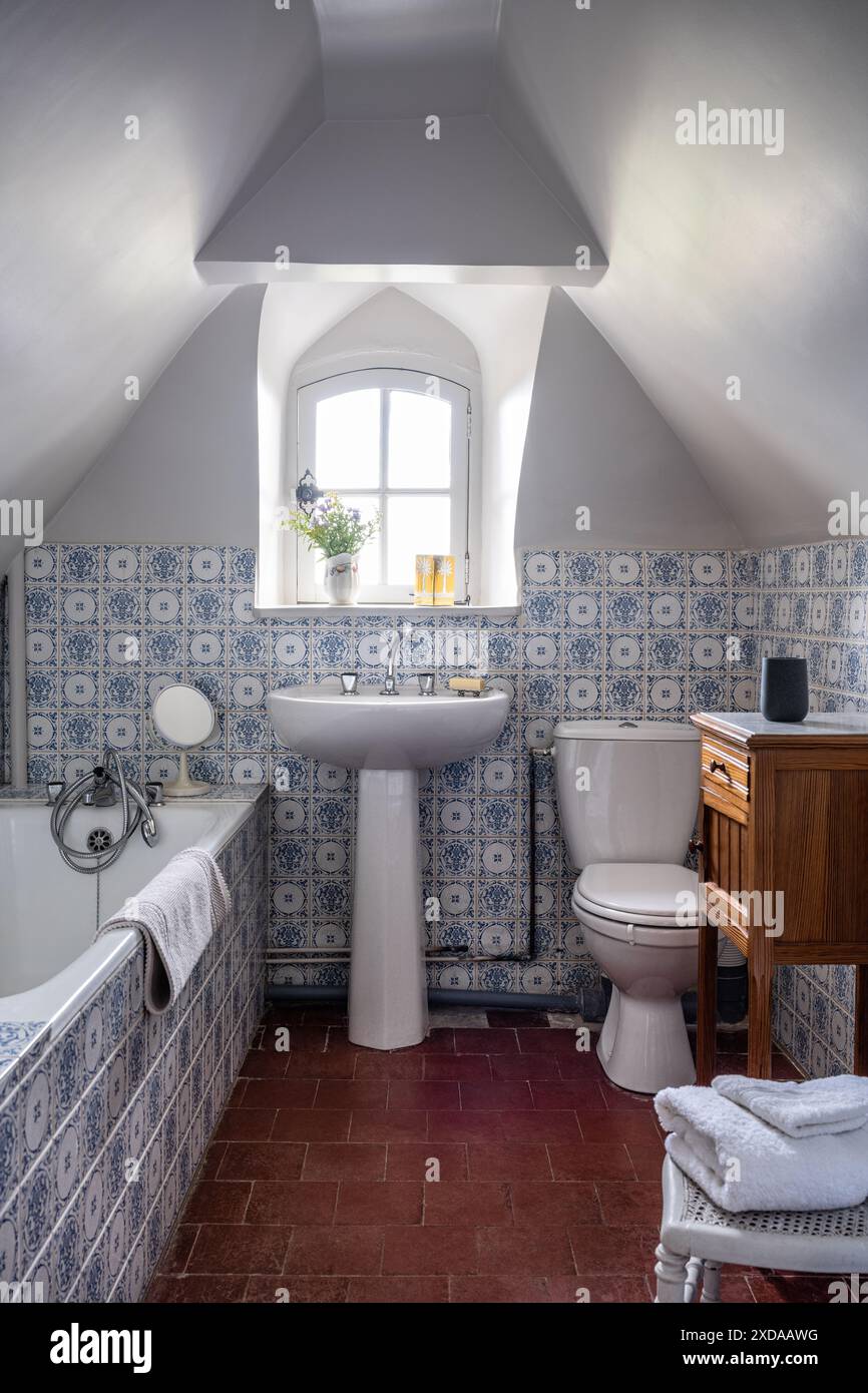 Blau-weiß gefliestes Badezimmer in einem renovierten, aus Stein gebauten Hotel aus dem Jahr 1770 in Saulieu, Burgund, Frankreich. Stockfoto