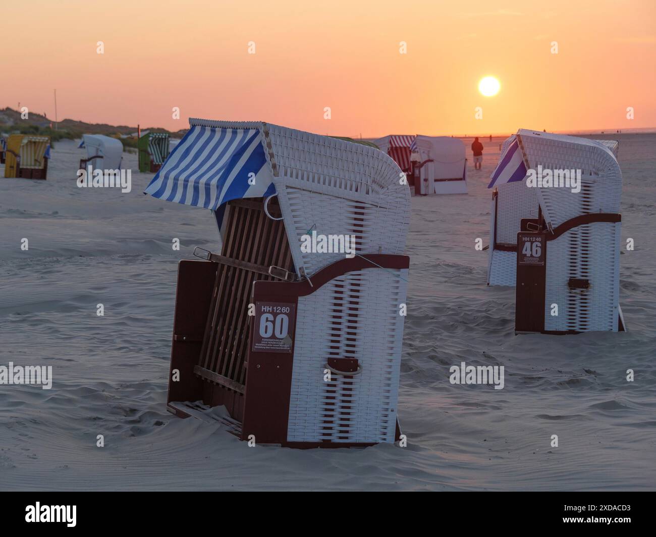 Liegestühle im Sonnenuntergang am Strand, schaffen eine ruhige und einladende Atmosphäre, Just, ostfriesland, deutschland Stockfoto