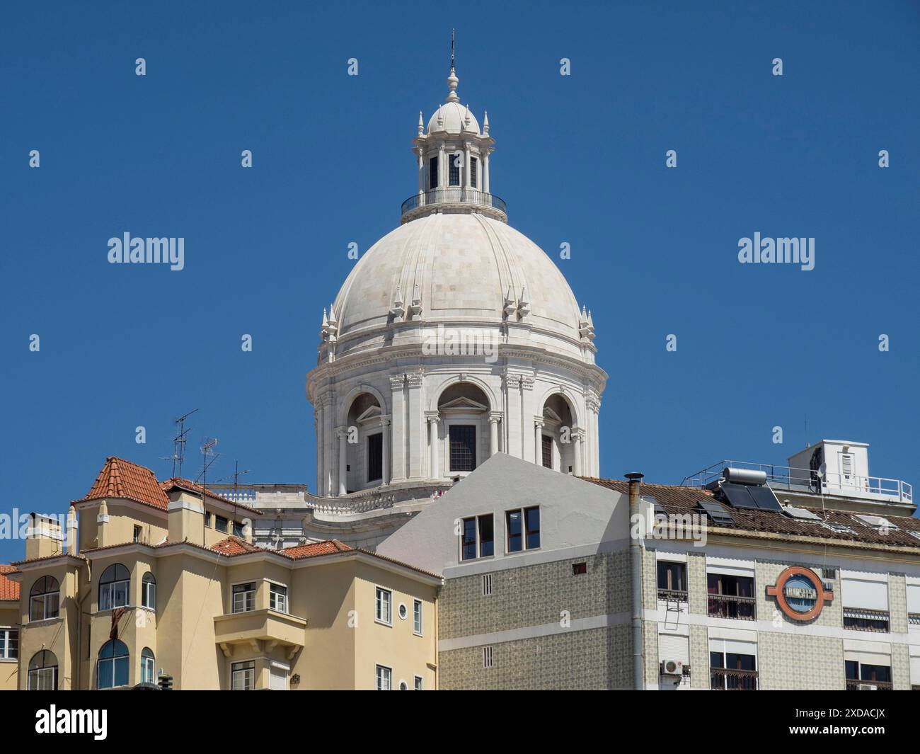 Große weiße Kuppel über alten Gebäuden, blauer Himmel im Hintergrund, lissabon, portugal Stockfoto