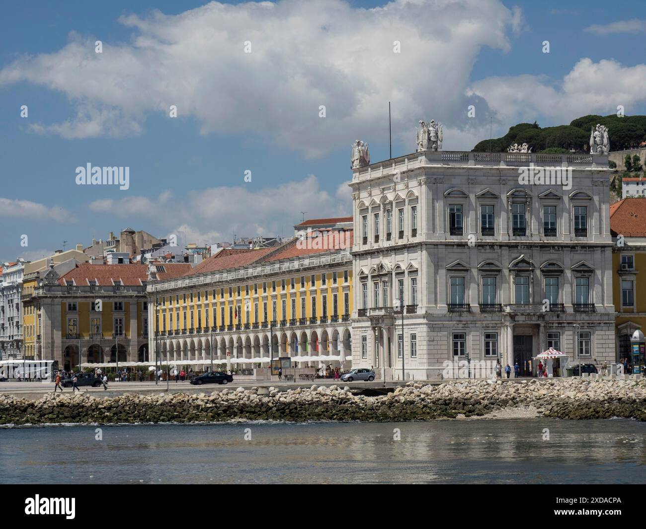 Historische Gebäude entlang der Küste mit klassischer Architektur und bewölktem Himmel, lissabon, portugal Stockfoto