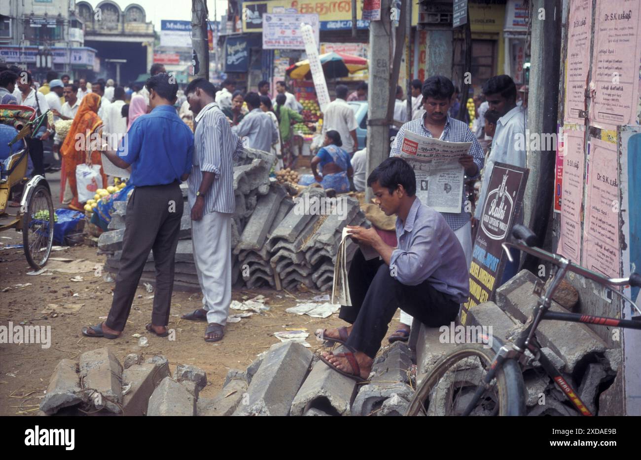 Die Leute lesen Zeitungen auf einer Marktstraße in Chennai in der Provinz Tamil Nadu in Indien. Indien, Chennai, April 1998 Stockfoto