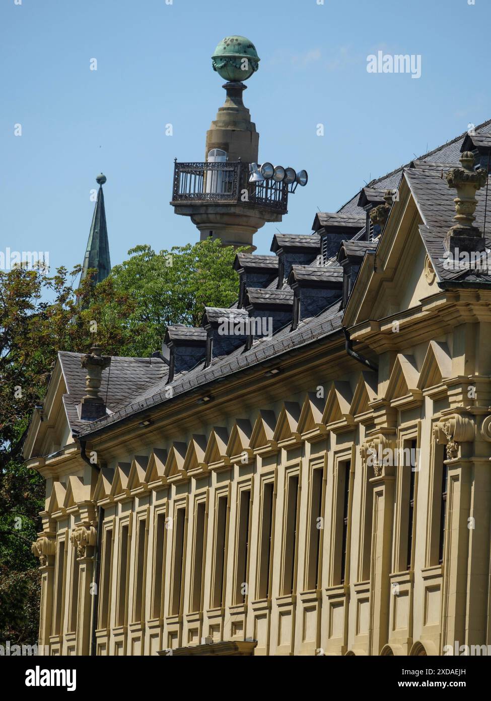 Ein beeindruckendes historisches Gebäude mit markantem Turm und aufwendig gestaltetem Dach, würzburg, bayern, deutschland Stockfoto