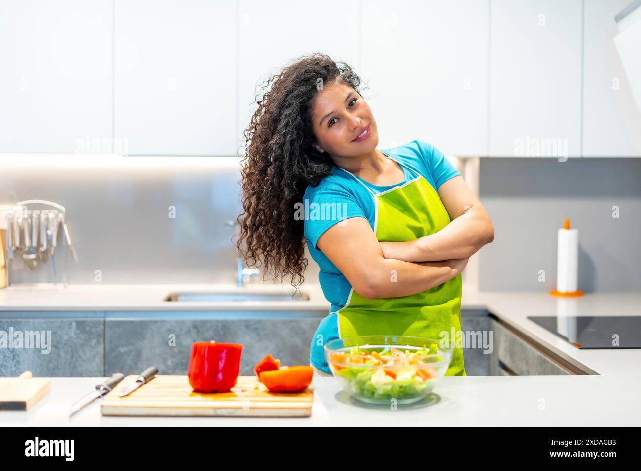 Porträt einer Schönheit weiblichen latin Vloggerin, die stolz steht und gesundes Essen zu Hause kocht Stockfoto