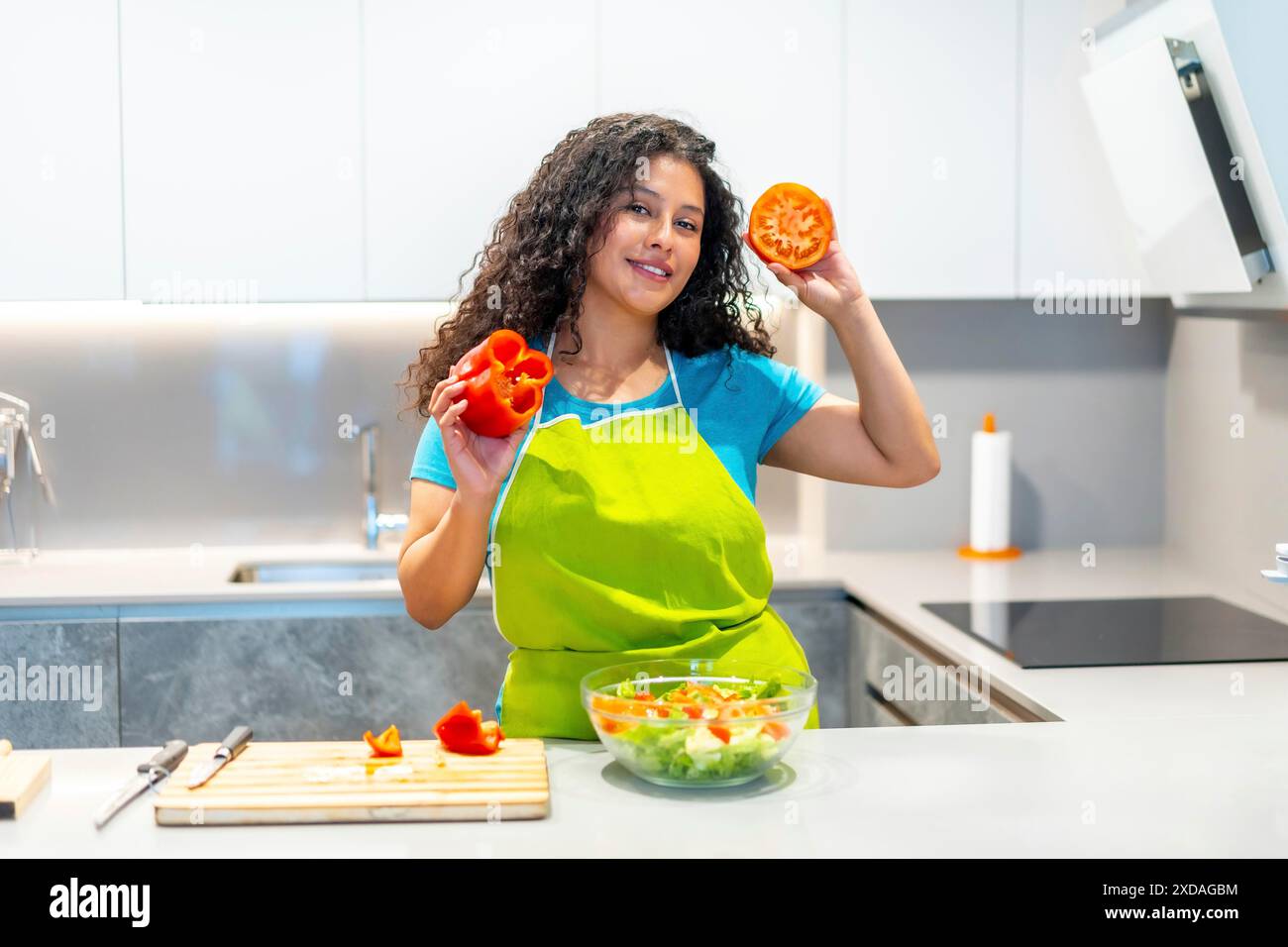 Cooler latin Young Food Vlogger, der Zutaten zeigt, während er zu Hause ein Kochkurs aufnimmt Stockfoto