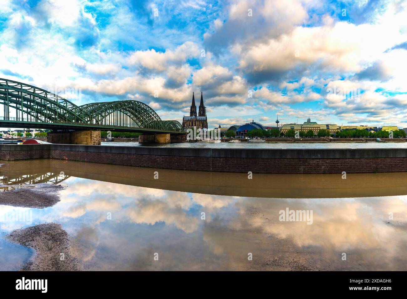 Hohenzollernbrücke, Kölner Dom, Hauptbahnhof und Musical Dome, Köln, Nordrhein-Westfalen, Deutschland Stockfoto