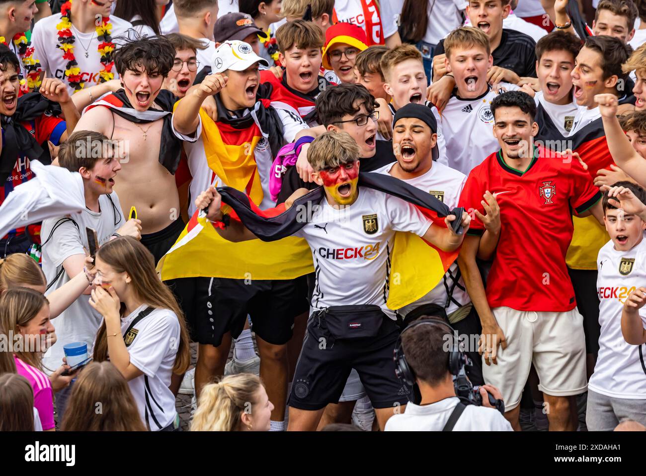 UEFA-Fußball-Europameisterschaft. Begeisterte Fans beim öffentlichen Besuch in der Gastgeberstadt Stuttgart unter dem Motto: Die ganze Stadt ist eins Stockfoto