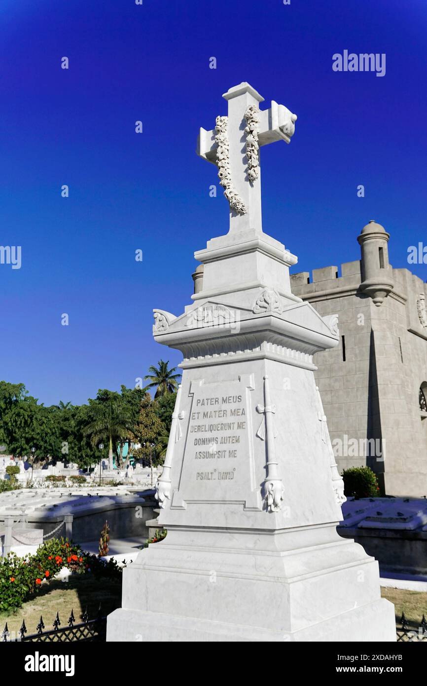 Friedhof Cementerio Santa Ifigenia, Santiago de Cuba, Altstadt, Kuba, Karibik, Zentralamerika, Grabdenkmal mit großem Kreuz und Latein Stockfoto