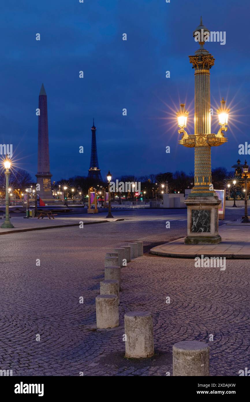 Place de la Concorde mit Eiffelturm im Hintergrund, Champs Elysees, Paris, Ile de France, Frankreich, Paris, Ile de France, Frankreich Stockfoto