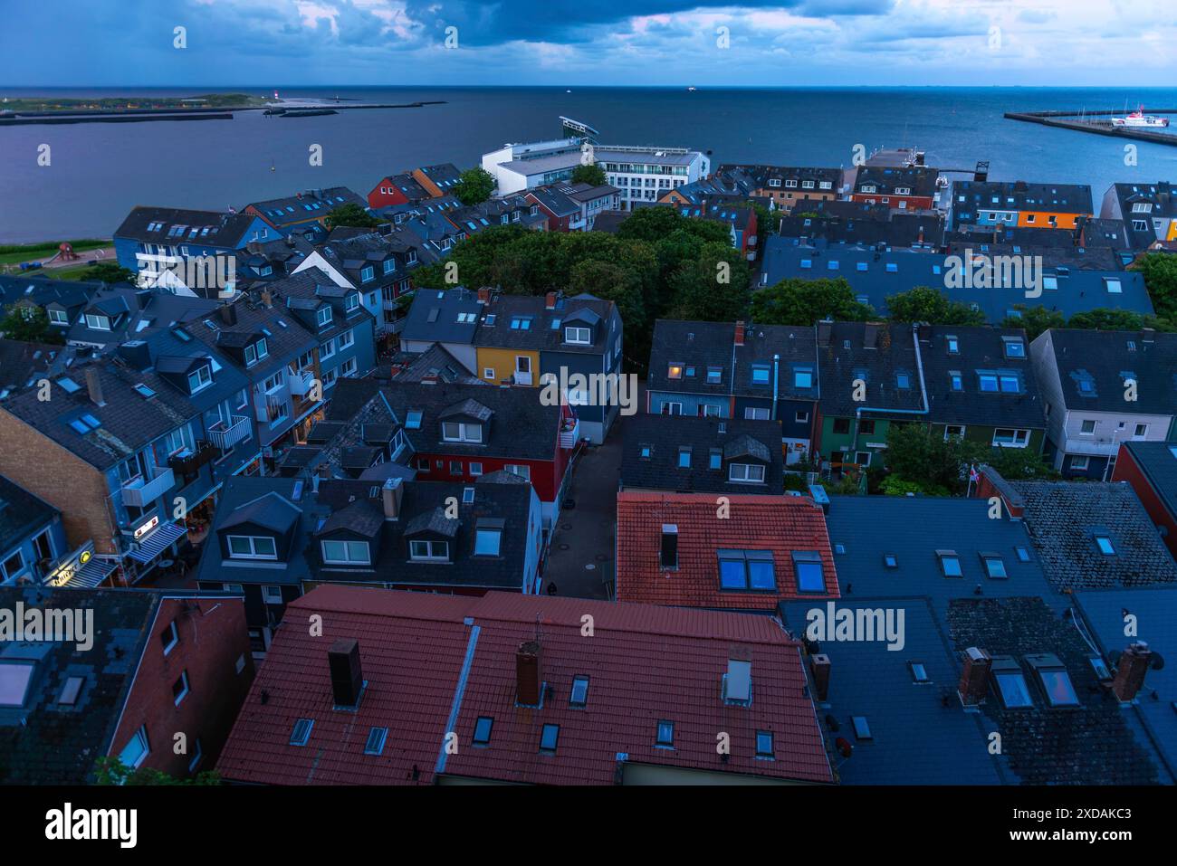 Insel Helgoland, Nordsee, Blick vom Oberland, Dächer von Häusern im Unterland, Häuserreihen, Düne Helgoland, Abendfoto, Pinneberg Stockfoto