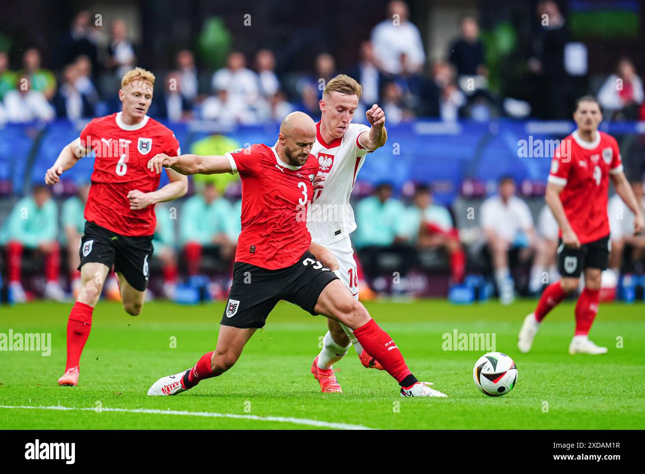 Gernot Trauner (Oesterreich, #03), Adam Buksa (Polen, #16) GER, Polen vs. Oesterreich, Fussball Europameisterschaft, UEFA Euro 2024, Spieltag 2, 21.06.2024 Foto: Eibner-Pressefoto/Marcel von Fehrn Stockfoto