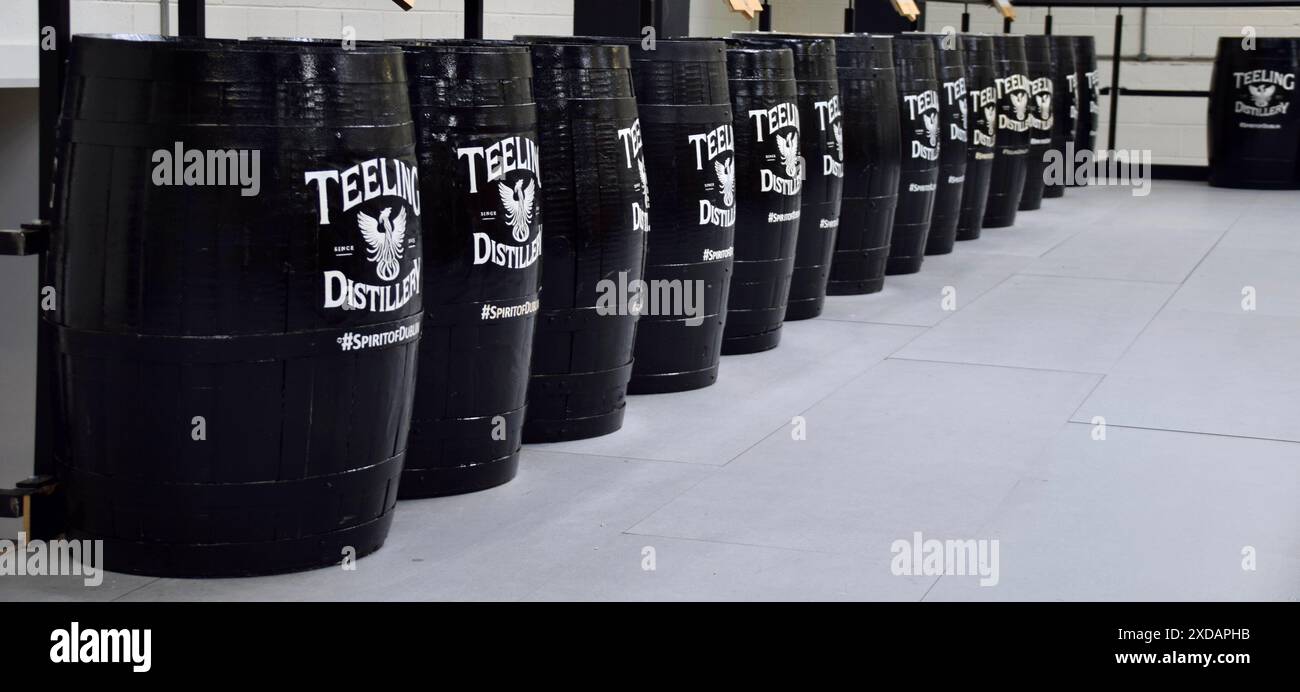 Whiskey-Fässer stehen in der Teelings Distillery. Der Geist von Dublin. Stockfoto