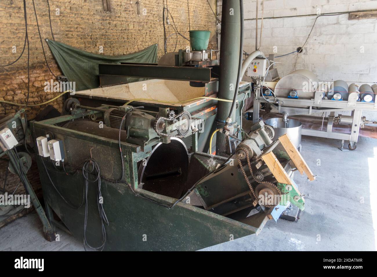 Frankreich, Normandie, Region Calvados, Val es Dunes, Valambray. Domaine des 5 autels - Bio-Apfelwein-Hersteller. Der Beginn der Apfelsaftproduktion. Stockfoto