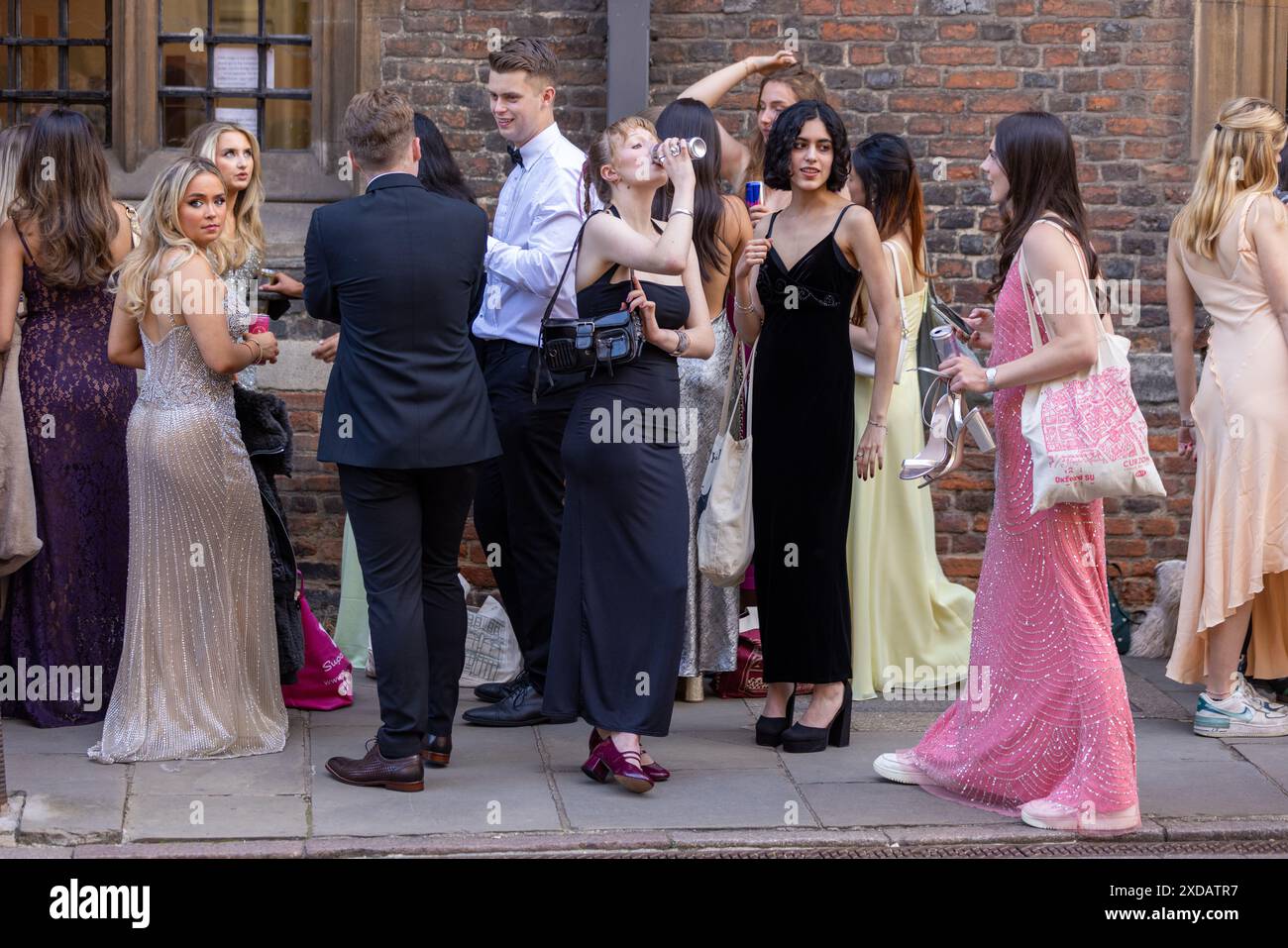 Das Foto vom 17. Juni zeigt Studenten, die am Montagabend zum Trinity May Ball an der Universität Cambridge gehen. Reiche Studenten der Universität Cambridge Stockfoto