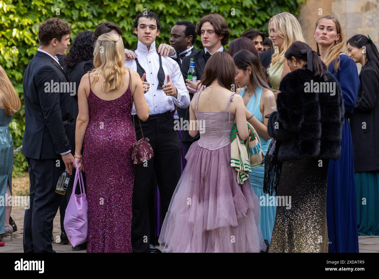 Das Foto vom 17. Juni zeigt Studenten, die am Montagabend zum Trinity May Ball an der Universität Cambridge gehen. Reiche Studenten der Universität Cambridge Stockfoto