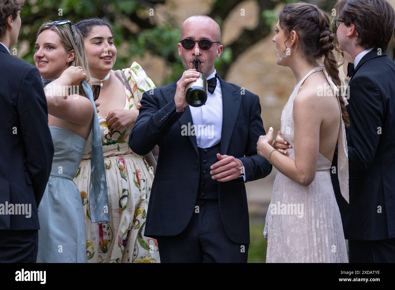 Das Foto vom 17. Juni zeigt Studenten, die am Montagabend zum Trinity May Ball an der Universität Cambridge gehen. Reiche Studenten der Universität Cambridge Stockfoto