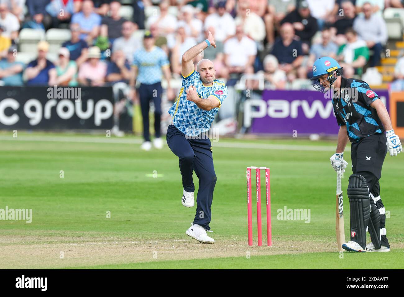 Worcester, Großbritannien. Juni 2024. Jake Lintott spielte beim Bowlingspiel Vitality T20 Blast zwischen Worcestershire Rapids und Birmingham Bears in der New Road, Worcester, UK am 21. Juni 2024. Foto von Stuart Leggett. Nur redaktionelle Verwendung, Lizenz für kommerzielle Nutzung erforderlich. Keine Verwendung bei Wetten, Spielen oder Publikationen eines einzelnen Clubs/einer Liga/eines Spielers. Quelle: UK Sports Pics Ltd/Alamy Live News Stockfoto