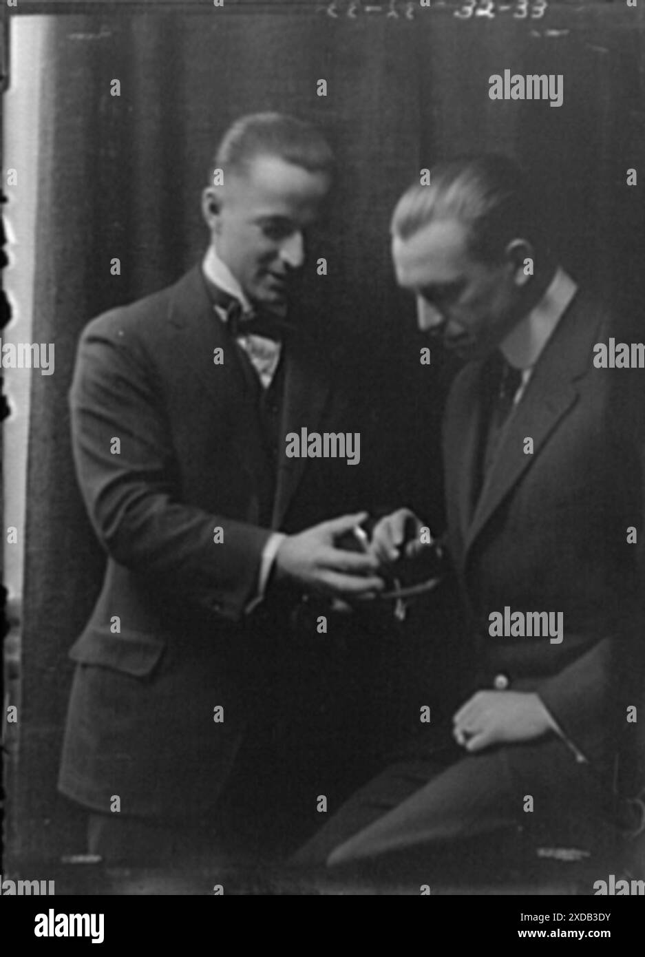 Johnson, Archibald, Mr. Und Mr. Hiram Johnson, Jr., Porträtfoto. Genthe Fotosammlung. Stockfoto