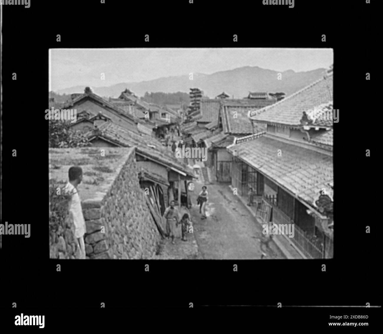 Reiseansichten auf Japan, Straße im alten Japan. Genthe Fotosammlung. Stockfoto