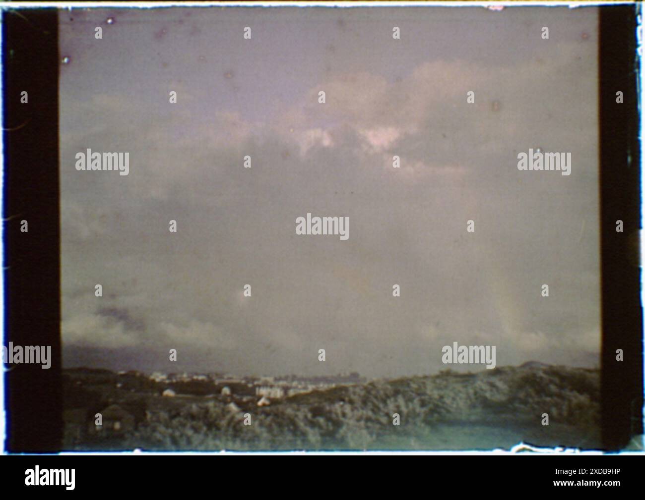 Regenbogen und ein Fernblick auf San Francisco jenseits der Hügel. Genthe Fotosammlung. Stockfoto