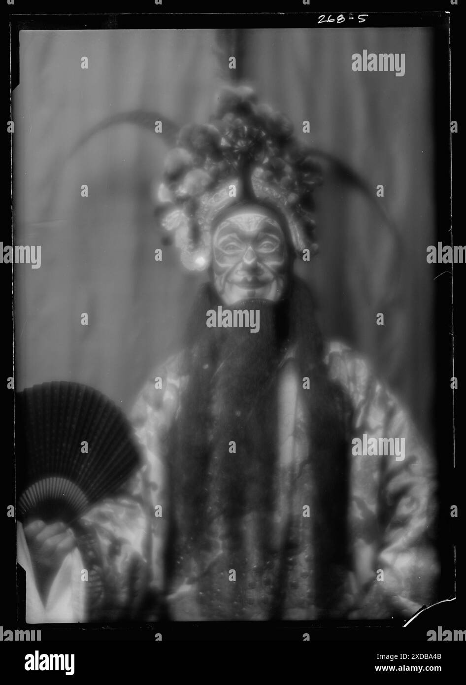 Schauspieler im Kostüm als Wu Sin Yin für das Stück „gelbe Jacke“. Genthe Fotosammlung. Stockfoto