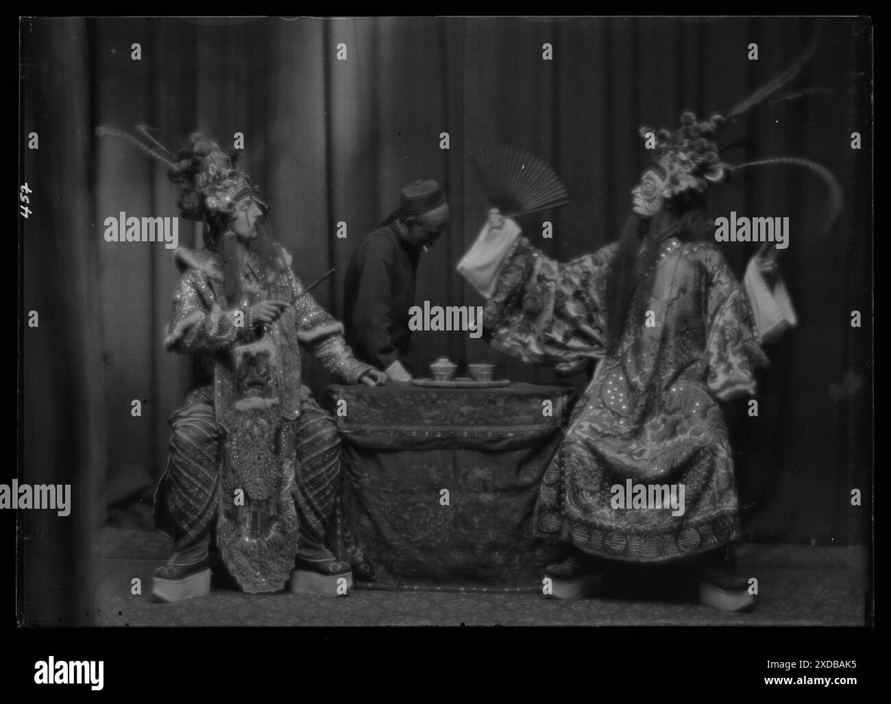 Szenen aus dem Stück The Yellow Jacket von George C. Hazelton und Benrimo. Genthe Fotosammlung. Stockfoto