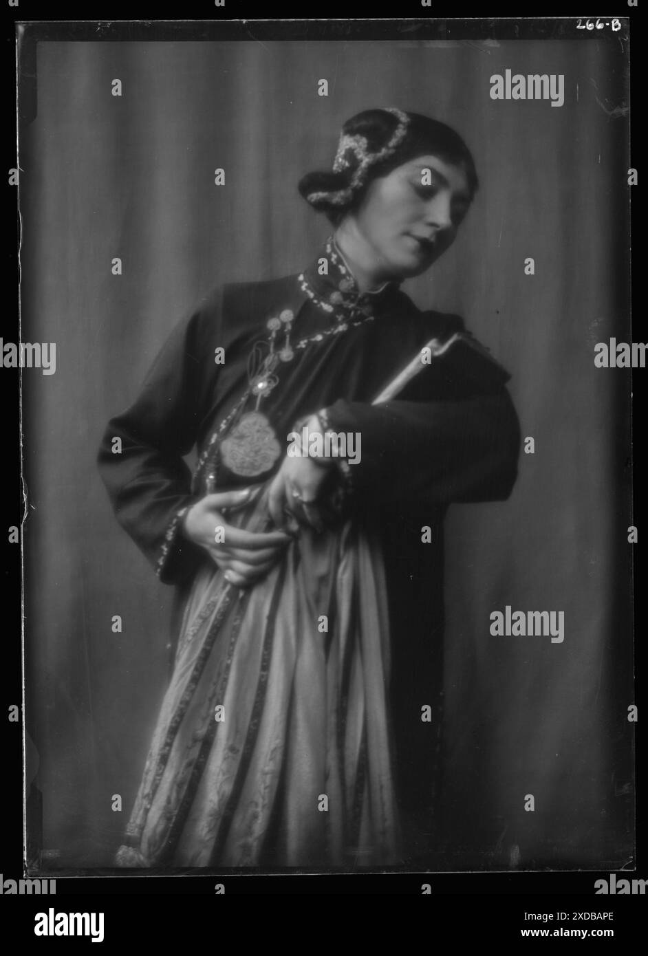 Morland, Saxone, Miss, im Kostüm als Chee Moo für "gelbe Jacke". Genthe Fotosammlung. Stockfoto