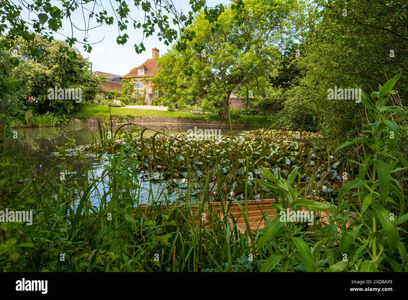 Blick über den Teich nach Charleston Farmhouse, Großbritannien. Die Heimat von Vanessa Bell und Duncan Grant von der Bloomsbury Group in East Sussex. Stockfoto