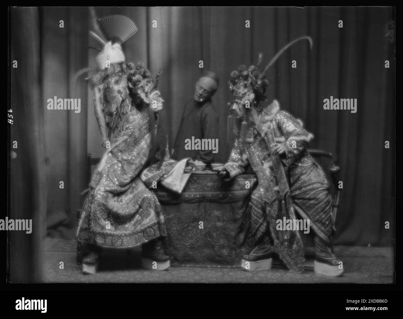 Szenen aus dem Stück The Yellow Jacket von George C. Hazelton und Benrimo. Genthe Fotosammlung. Stockfoto